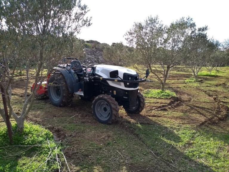 Το τρακτέρ στο κτήμα